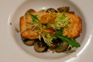 Patatesli ızgara somon bifteği. Akşam yemeği için yemek. Batı yemekleri ve yemekleri. Yiyecek ve içecek konsepti.