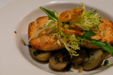 Patatesli ızgara somon bifteği. Akşam yemeği için yemek. Batı yemekleri ve yemekleri. Yiyecek ve içecek konsepti.