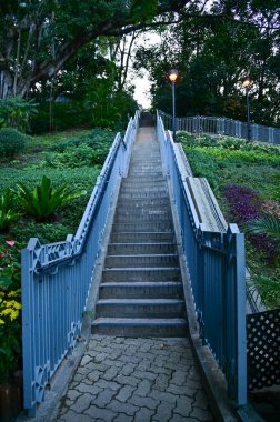 Beton merdivenlere yakın çekim. Uzun merdiven korkulukları. Şehir manzarası ve seyahat kavramı.