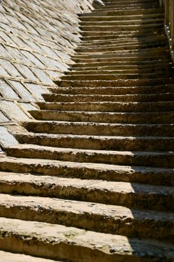 Beton merdivenlere yakın çekim. Uzun merdiven korkulukları. Şehir manzarası ve seyahat kavramı.