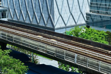 Bangkok, Tayland 'daki demiryolunun yakınında. Bangkok BTS tren yolu. Şehir manzarası, seyahat ve ulaşım kavramı.