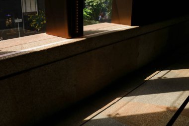 Duvardaki gölgenin yakın çekimi. Duvarda güneş ışığı var. Doğa sahnesi. Arkaplan kullanımı için.