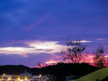Kırsal kesimde gün batımı manzarası. Dramatik bir gökyüzü. Doğa konsepti