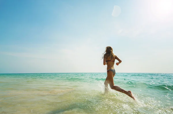 Mujer corriendo hacia el mar — Foto de Stock