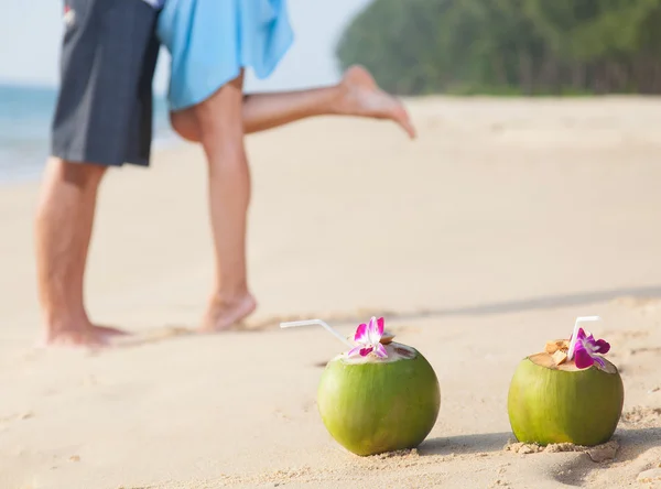 Dos cocos en la playa — Foto de Stock