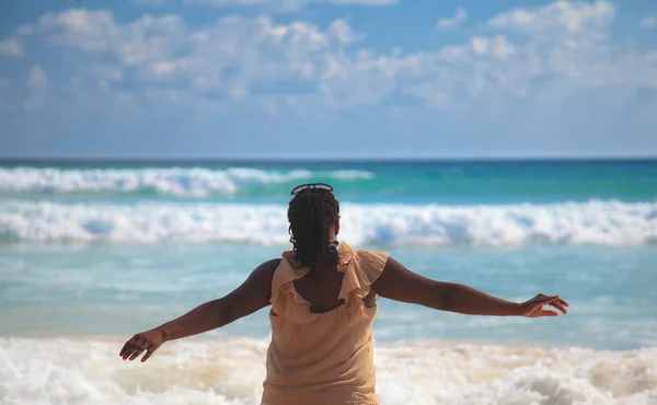 Frau und Meer — Stockfoto