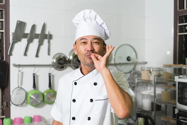 Aziatische chef op keuken — Stockfoto