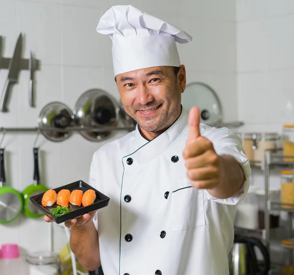 Aziatische chef op keuken — Stockfoto