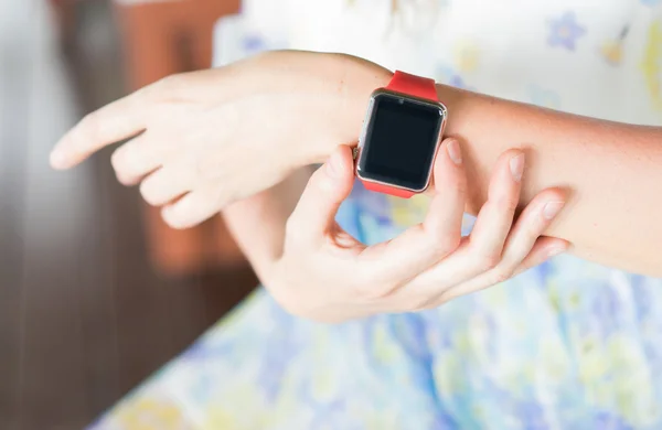 Reloj inteligente y mano —  Fotos de Stock