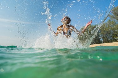 Kadın, sıçrama ve deniz