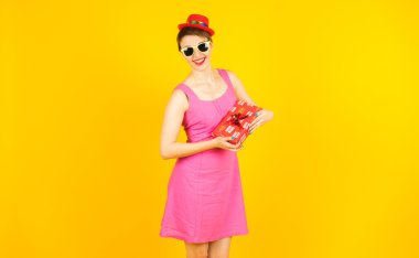 Sarı zemin üzerine genç kadın