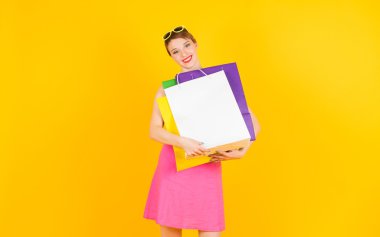 Sarı zemin üzerine genç kadın