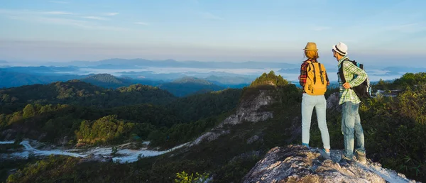 Viajantes na montanha — Fotografia de Stock