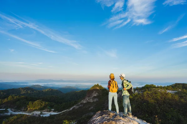 Reizigers op de berg — Stockfoto