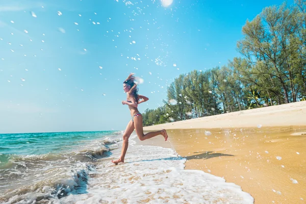 Corriendo por la playa — Foto de Stock