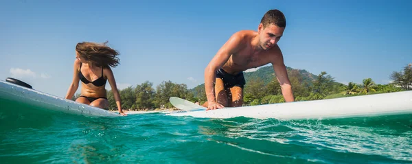 Paddle surfen in de zee — Stockfoto