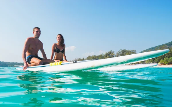 Paddle surfen in de zee — Stockfoto