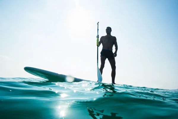 Paddelsurfen im Meer — Stockfoto