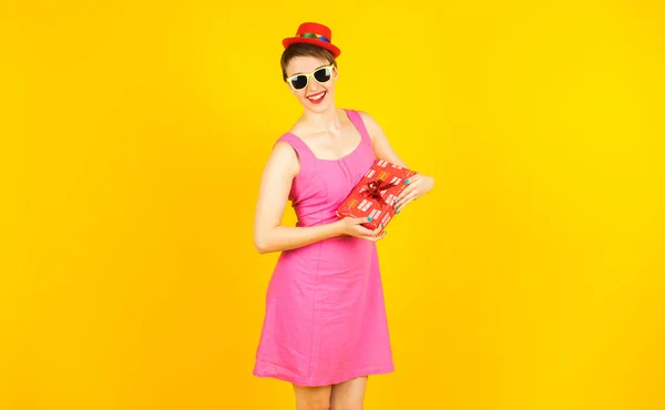 Young woman on yellow background — Stock Photo, Image