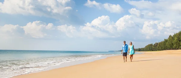 Couple walking on beach — Stock Photo, Image
