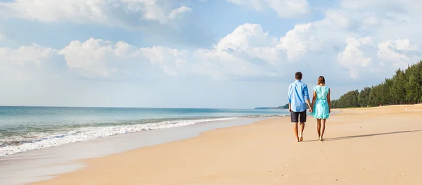 Couple walking on beach — Stock Photo, Image