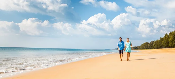 Pareja caminando en la playa —  Fotos de Stock