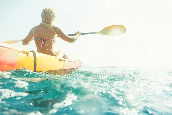 Femme en kayak — Photo