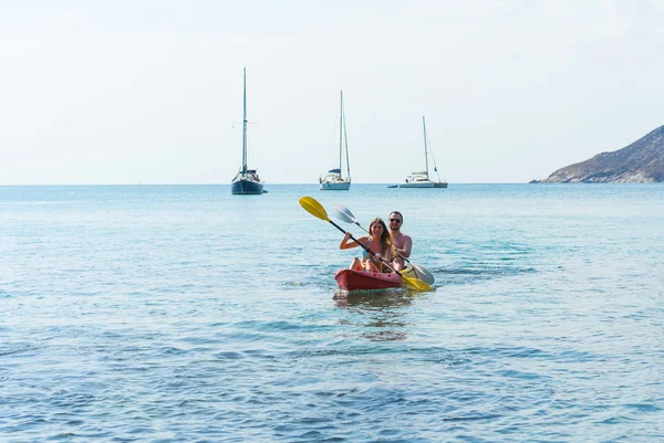 Couple on kayak — Stock Photo, Image
