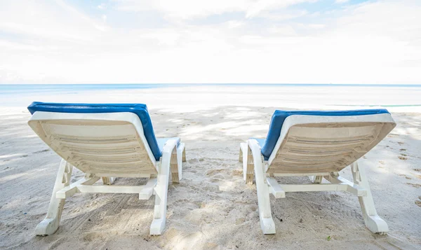 Sedie da spiaggia sulla spiaggia . — Foto Stock