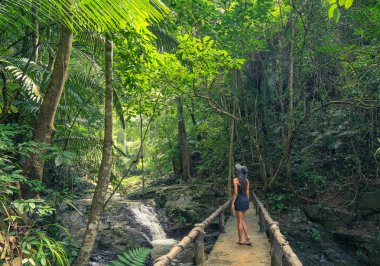 Ormandaki genç kadın