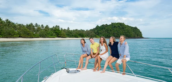 Gente sonriendo en el yate — Foto de Stock