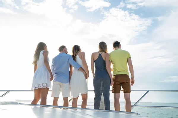 Grupo de personas mirando desde el yate . — Foto de Stock