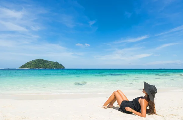 Frau am Strand. — Stockfoto