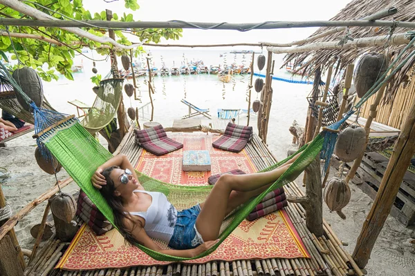Mujer joven relajándose en hamaca — Foto de Stock