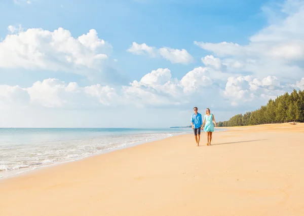Couple walking on beach. — Stock Photo, Image