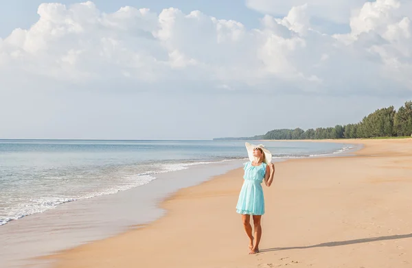 Vrouw op het strand — Stockfoto