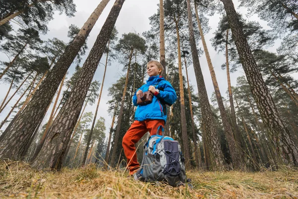 Дитячий мандрівник у лісі — стокове фото