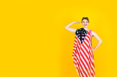 Amerikan bayrağı ile kız