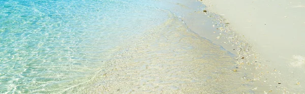 Água do mar limpa e praia . — Fotografia de Stock