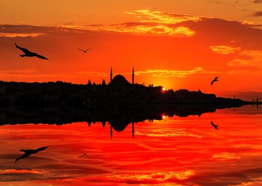 Istanbul silueti günbatımı üzerinde 
