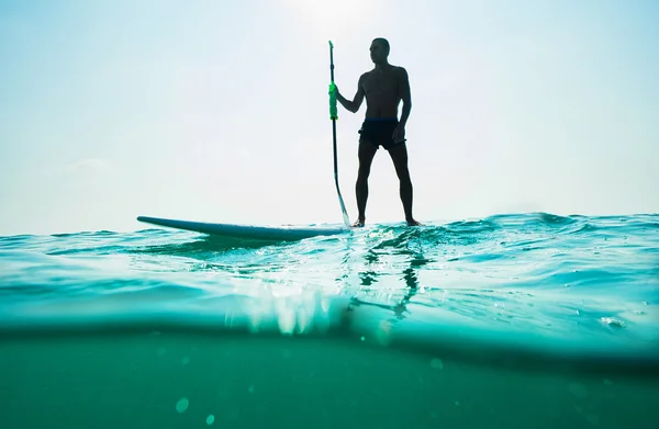 Levante-se paddle board homem — Fotografia de Stock