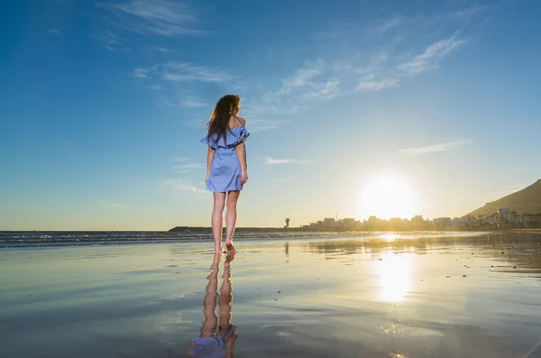 Kvinna gå på stranden — Stockfoto