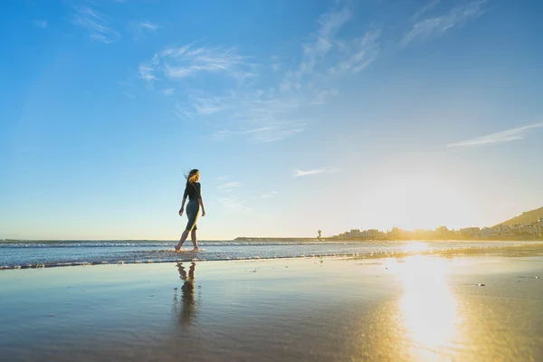 Wanita berjalan di pantai — Stok Foto