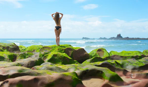 Woman standing on the stones — Stock Photo, Image