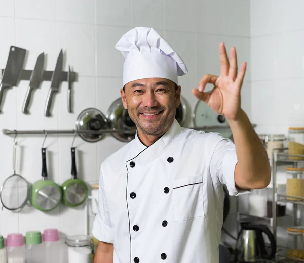 Lachende Aziatische chef-kok — Stockfoto