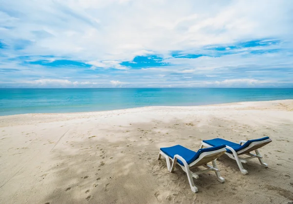 Sedie da spiaggia sulla spiaggia — Foto Stock