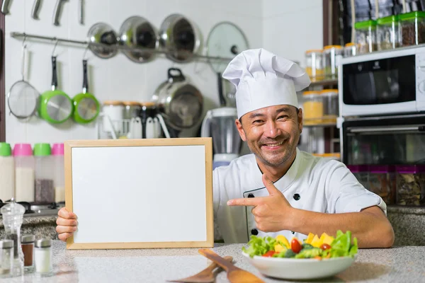 Lachende Aziatische chef-kok — Stockfoto