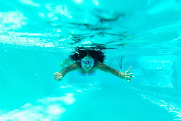 Underwater picture: woman swimming — Stock Photo, Image