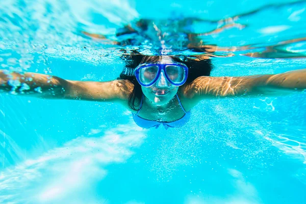 Víz alatti kép: nő, úszás — Stock Fotó