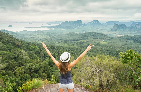 Female tourist showing V — Stock Photo, Image